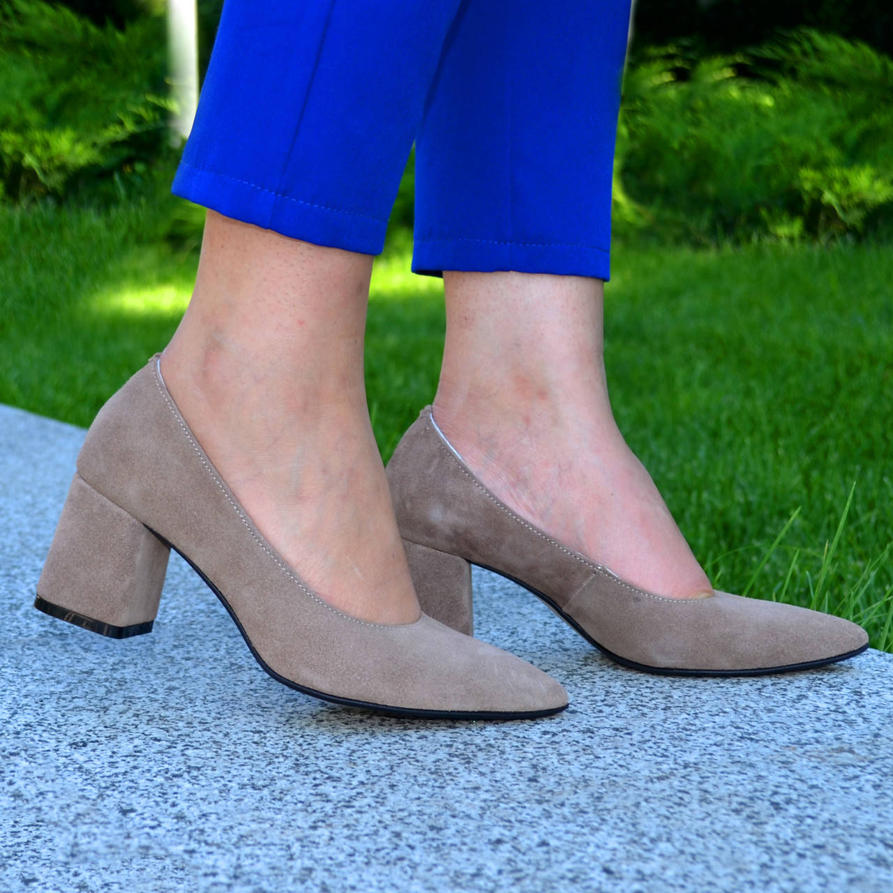 

Туфли женские замшевые на устойчивом каблуке, цвет бежевый