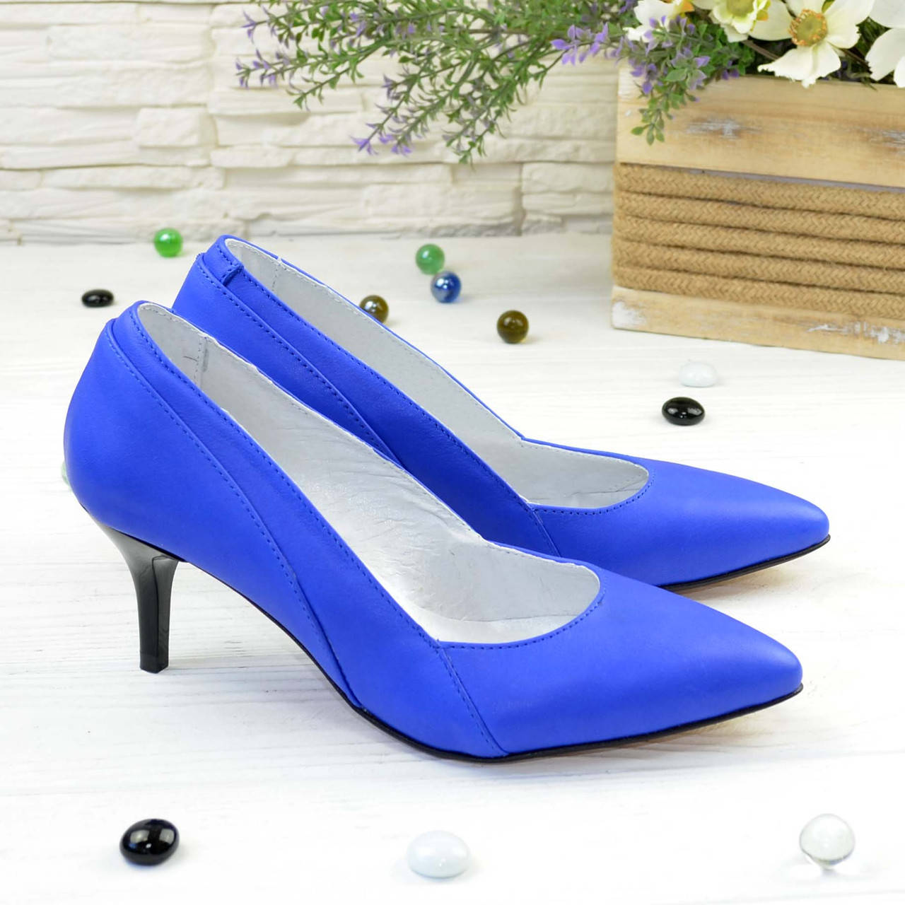 

Туфли женские кожаные на маленькой шпильке, цвет электрик