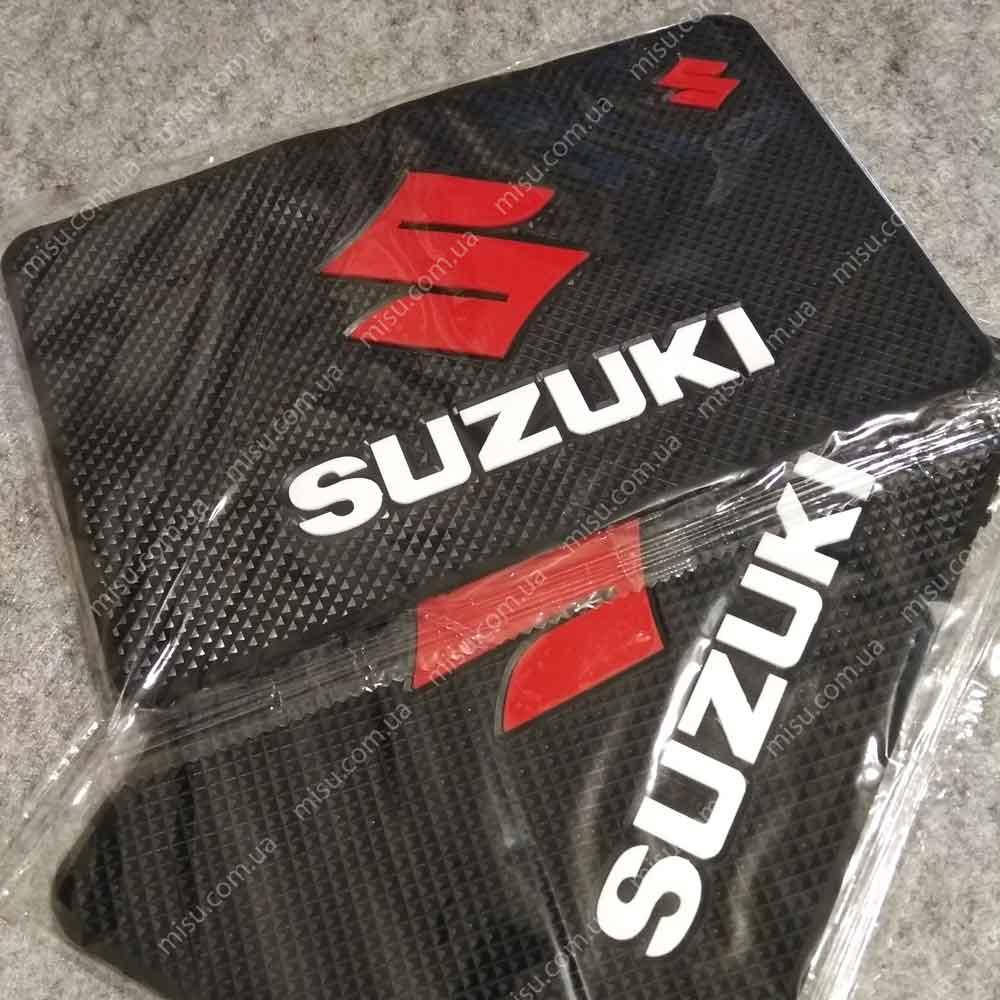 

Коврик на торпедо Антискользящий Suzuki