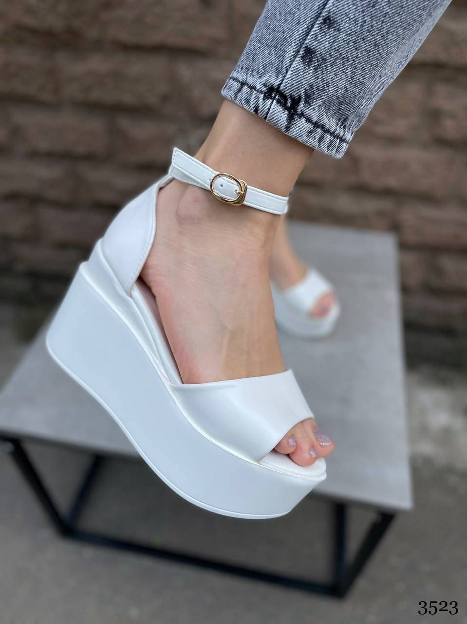 

Босоножки женские кожаные белые на танкетке 39 40 41