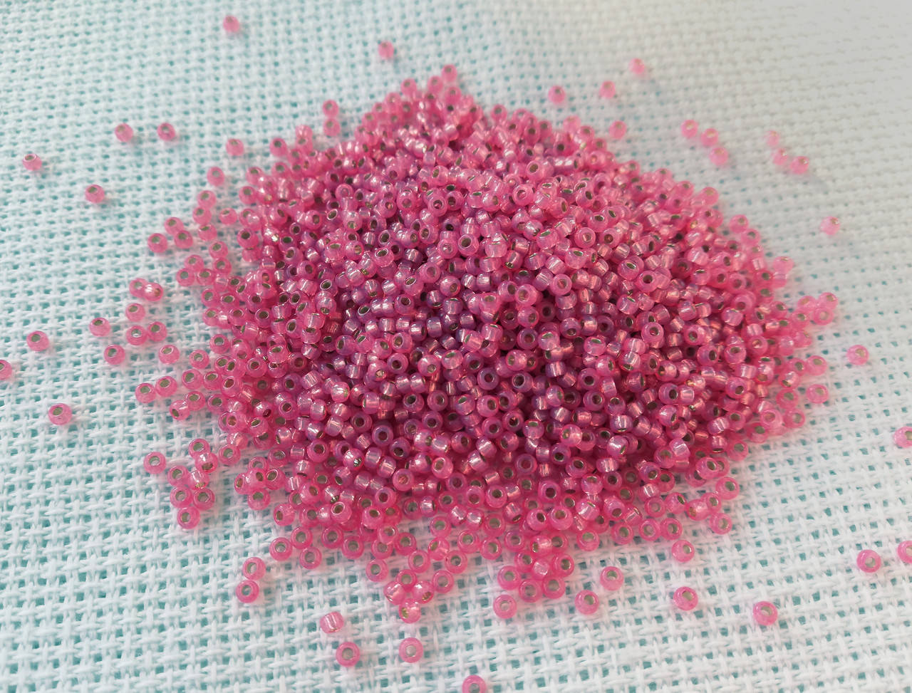 

Японський бісер Miyuki Круглий 11/0 0645 - Dyed Dk.Rose S/L Alabaster