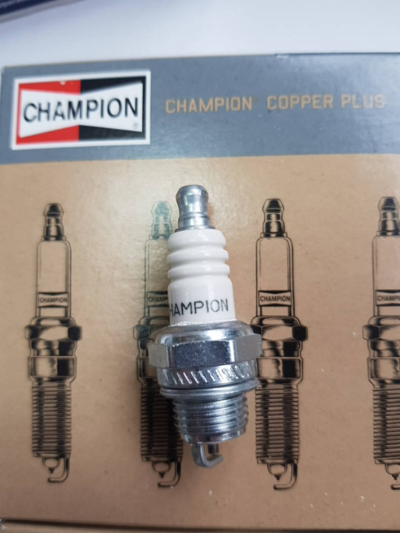 

Свеча зажигания CHAMPION 2-х тактная. Артикул - RCJ7Y Made in USA