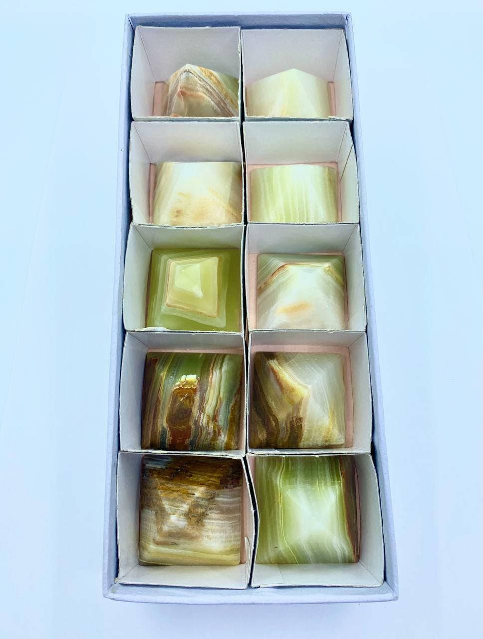 

Пирамидка талисман (оберег) из натурального камня оникс, высота 4 см