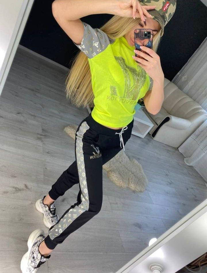 

Женский спортивный костюм LV с футболкой Турция