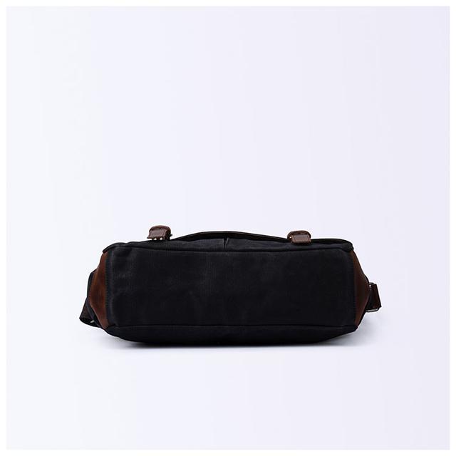 Фото чоловічого чорного месенджера вид знизу Фото чоловічого чорного месенджера вид знизу