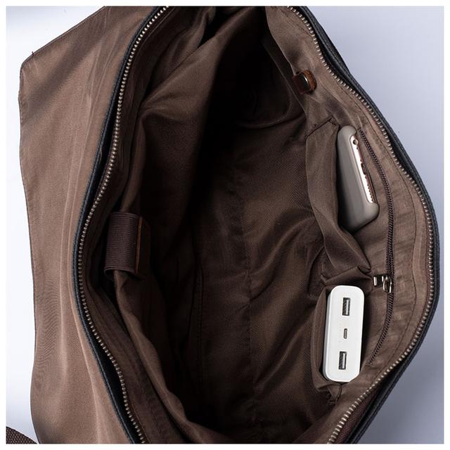 Фото чоловічого чорного месенджера вид внутрішнього головного відділення Фото чоловічого чорного месенджера вид внутрішнього головного відділення