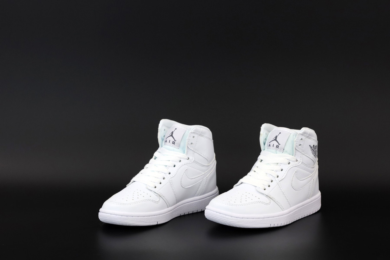 Білі жіночі кросівки Nike Air Jordan 1 Retro