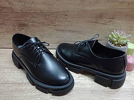 Жіночі туфлі броги з натуральної шкіри чорні на шнурівці.
