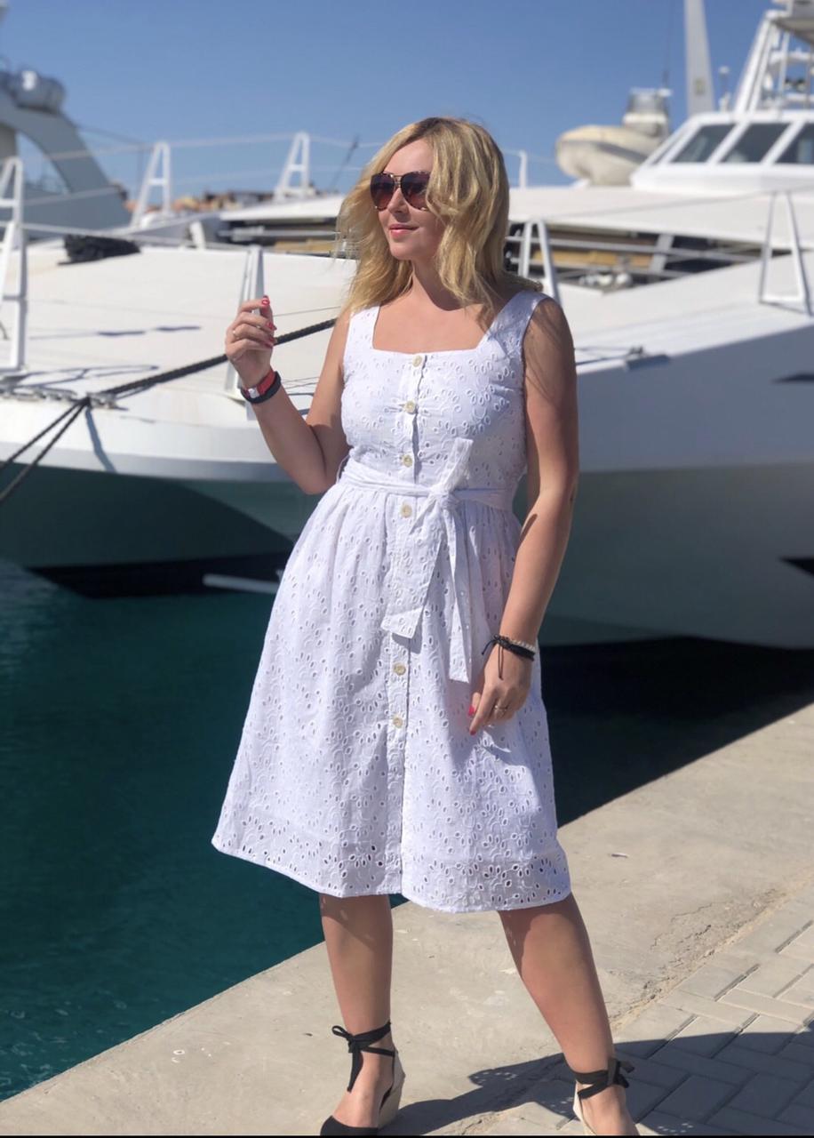 Молодіжний літній білий сарафан на широких брительках з натуральної тканини, фото 1