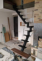 Поворотні сходи з металу. Г-подібний каркас відкритої сходів.