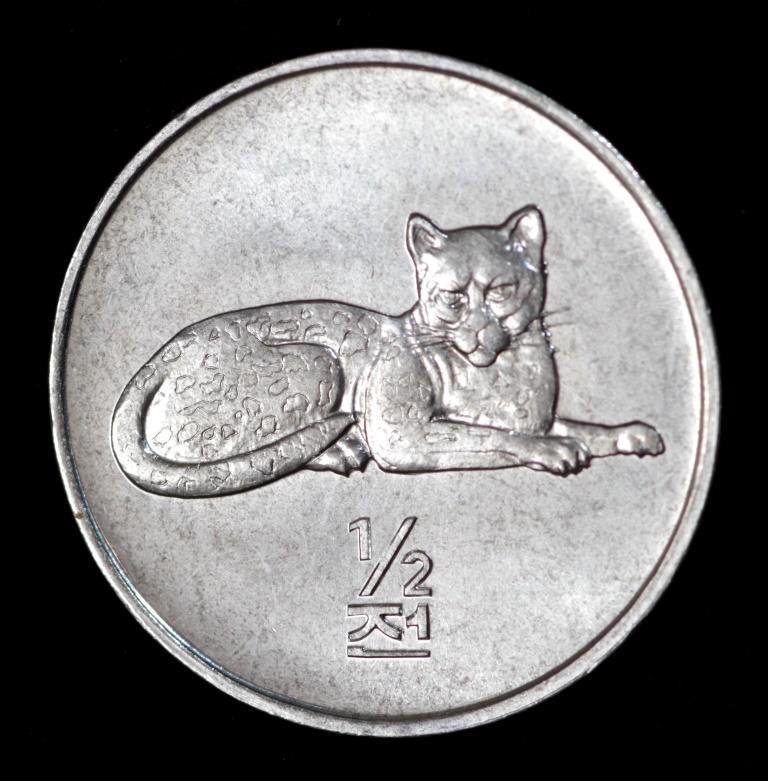 Монета Північної Кореї 1/2 чона 2002 р. Леопард, фото 1
