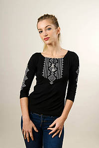 Стильна жіноча футболка з вишивкою з рукавом 3/4 чорного кольору з сірим орнаментом «Гуцулка» XXL
