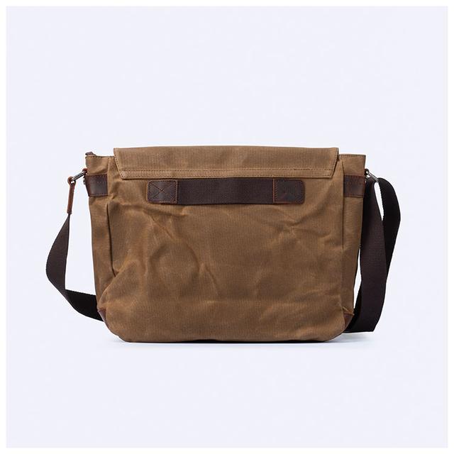 Фото чоловічої сумки месенджера через плече вид ззаду Фото чоловічої сумки месенджера через плече вид ззаду