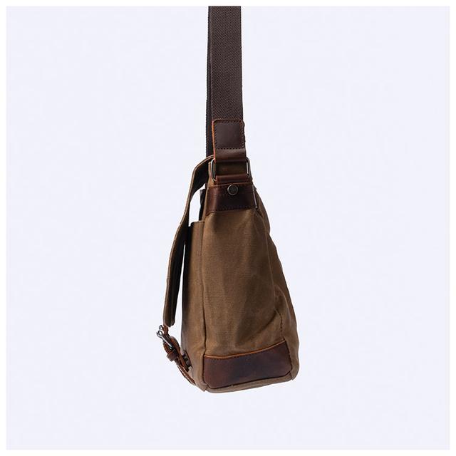 Фото чоловічої сумки месенджера через плече вид збоку Фото чоловічої сумки месенджера через плече вид збоку