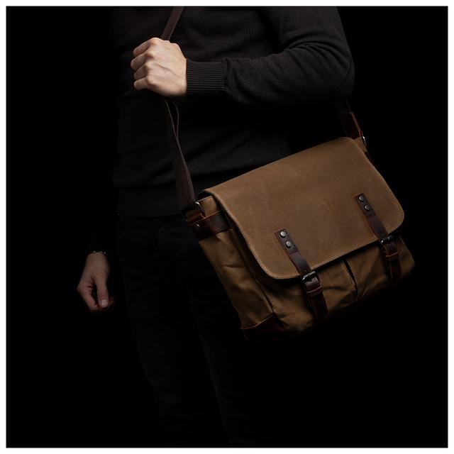 Фото чоловіка з сумкою месенджером через плече Фото чоловіка з сумкою месенджером через плече