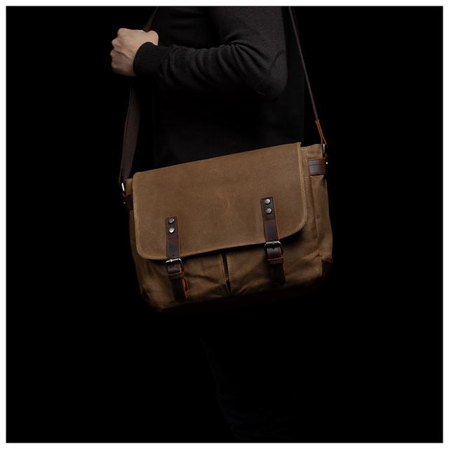 Фото чоловіка з сумкою месенджером через плече Фото чоловіка з сумкою месенджером через плече