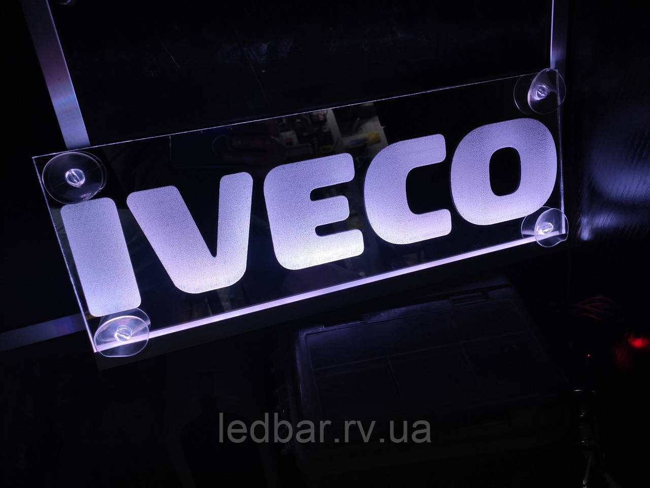 Неонова Led вивіска табличка для кабіни вантажівок Iveco 15х40 см, фото 1
