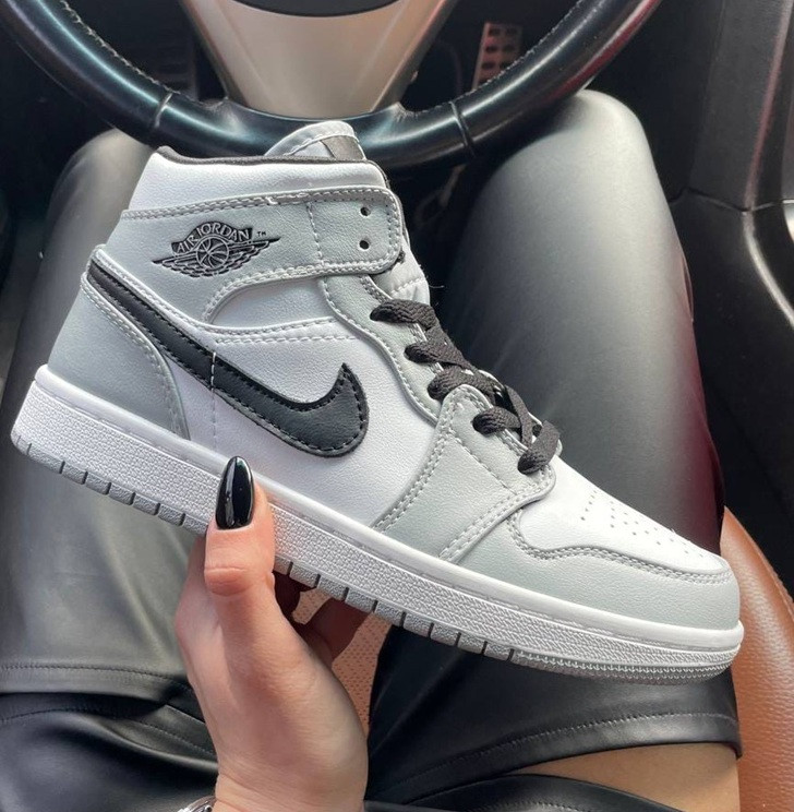 Жіночі кросівки Nike Air Jordan Retro 1 Mid Smoke Gray осінь-весна повсякденні. Живе фото. топ