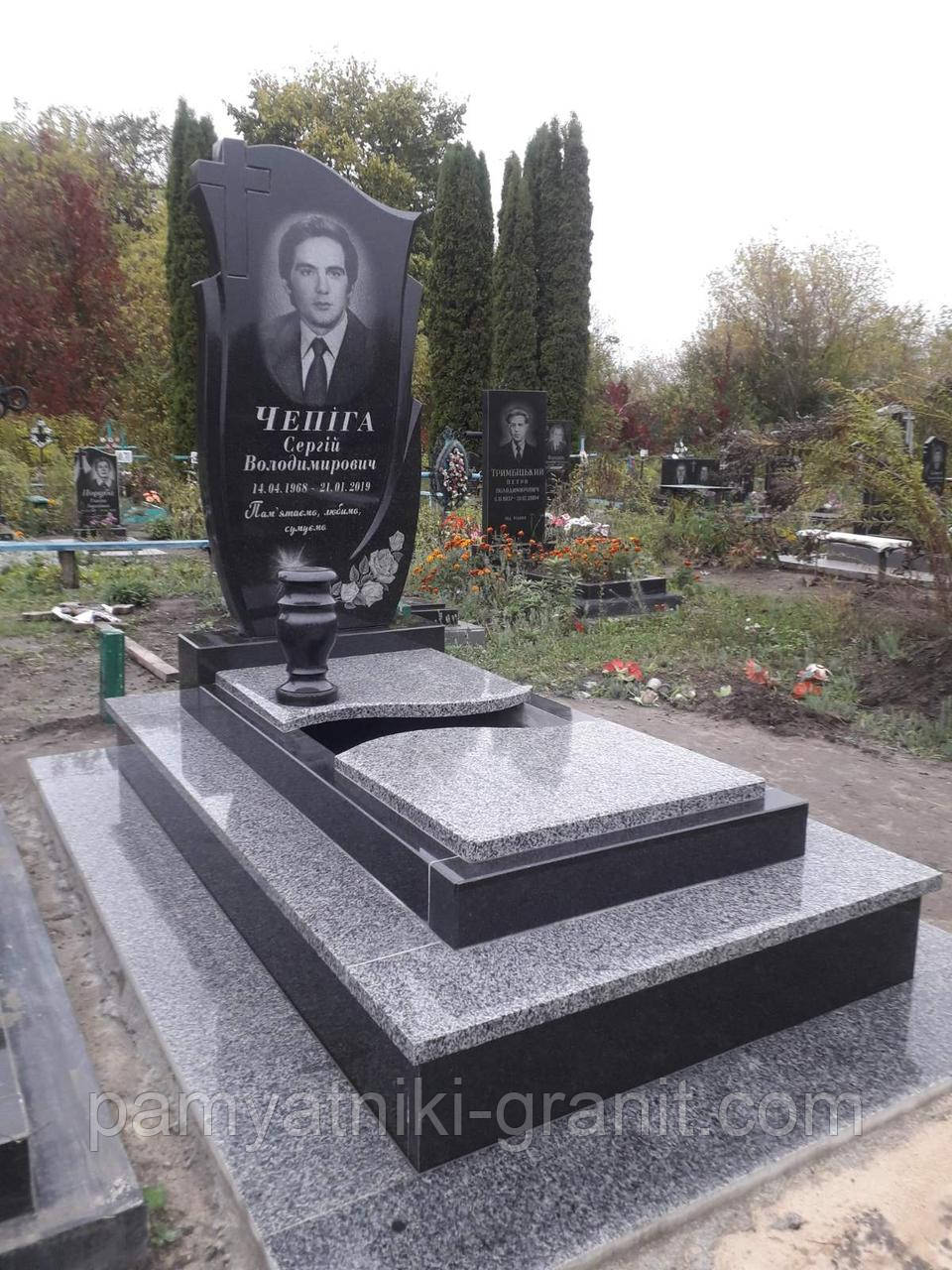 Гранітний пам’ятник (Образець 3032)