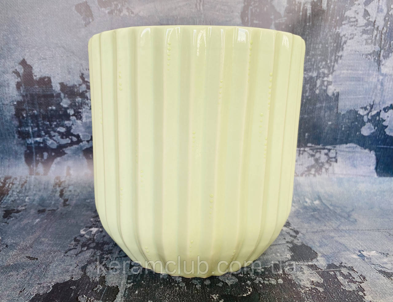 Настільна ваза "Ода" у м'ятному кольорі фактурна h 18 см