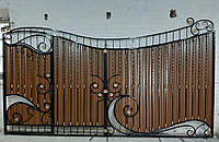Кованые ворота с встроенной калиткой из профнастилом, код: Р-0132