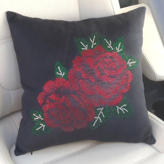 Плюшева подушка декоративна зі стразами