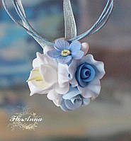 Блакитний кулон з квітами з полімерної глини "Ніжний бриз"