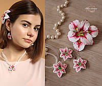 Комплект украшений с цветами из полимерной глины серьги, кулон и заколка "Бело-розовые лилии"