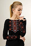 Витончена чорна жіноча вишита футболка «Карпатський орнамент (червона вишивка)», фото 2