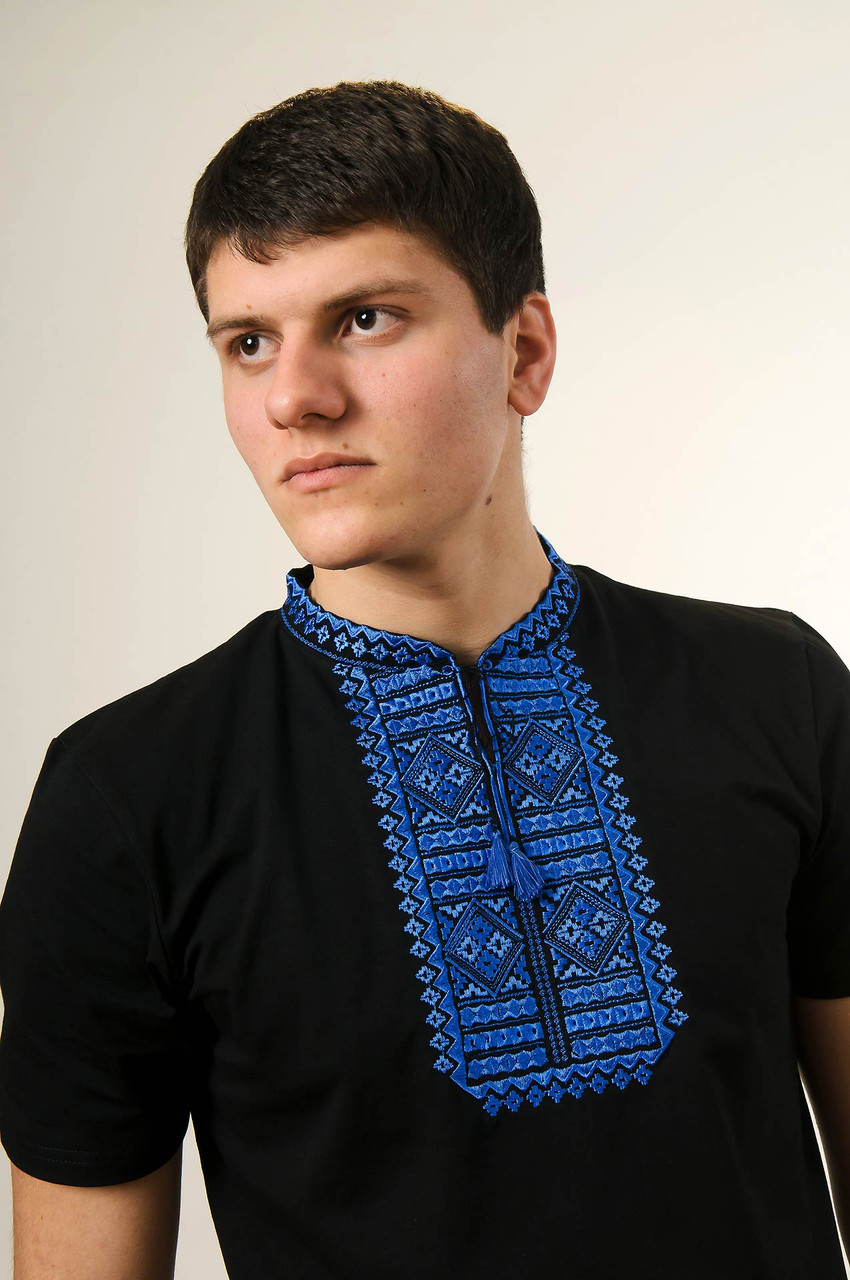Чорна чоловіча футболка машинної вишивки на короткий рукав «Гладь (синій орнамент)»