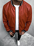 Чоловіча куртка-бомбер коричневого кольору з еко шкіри, фото 2