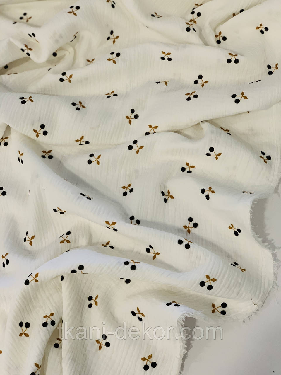 Муслін (бавовняна тканина) жатка вишеньки чорні на молочному (0,75*1,35 м), фото 1