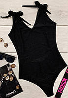 Суцільний купальник боді, з бретельками, що зав'язуються.