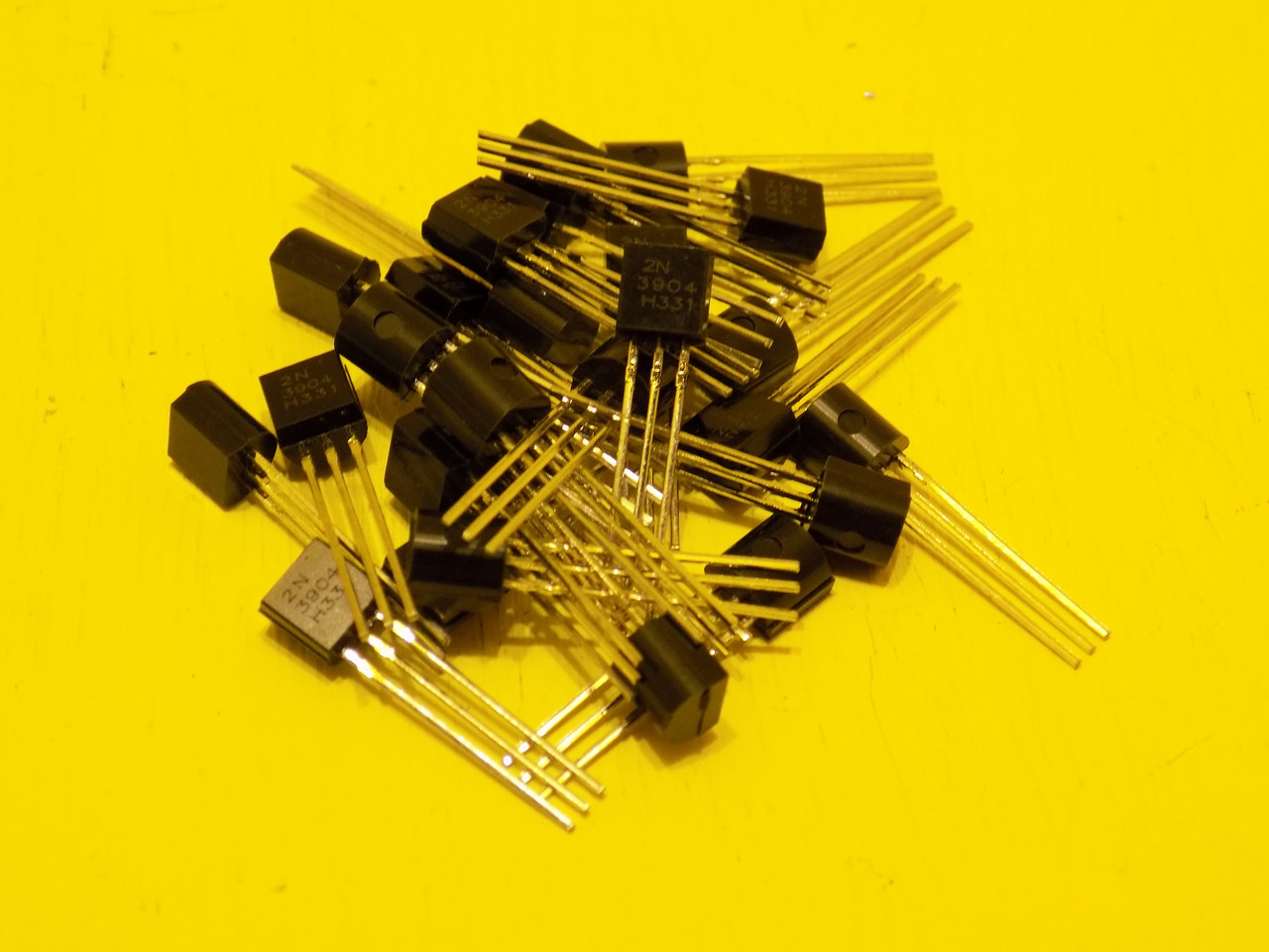 Транзистор 2N3904 60v/0.2 A NPN TO-92