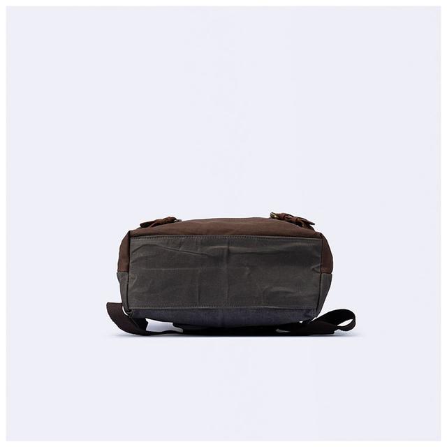 Чоловічий міський рюкзак вид знизу Чоловічий міський рюкзак вид знизу