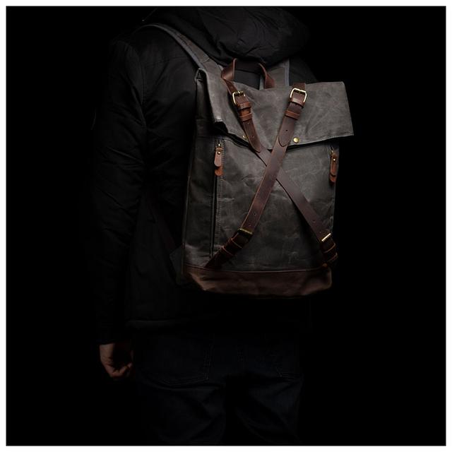 Чоловік з міським рюкзаком на спині Чоловік з міським рюкзаком на спині