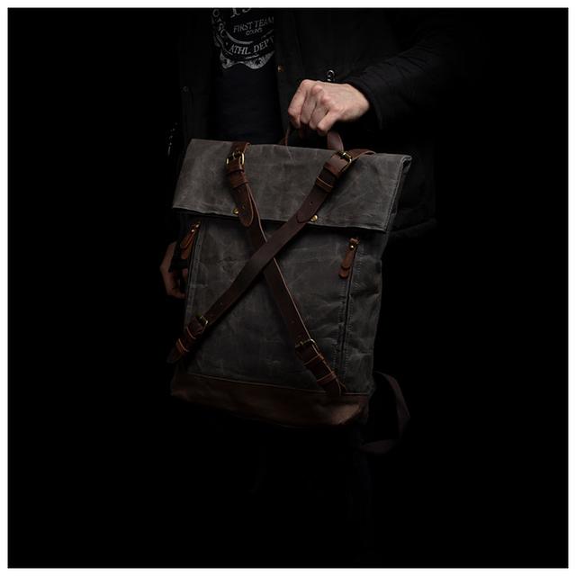 Чоловік з міським рюкзаком у руці Чоловік з міським рюкзаком у руці