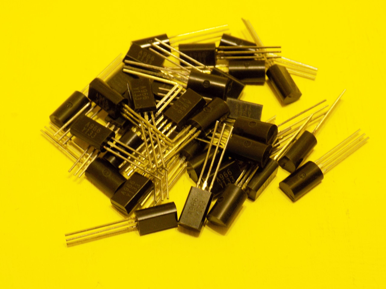 Транзистор 2SA966 30v/1.5 A PNP TO-92