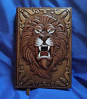 Ежедневник А5 формата в кожаной обложке c художественным объемным тиснением ручной работы "Неукротимый лев"