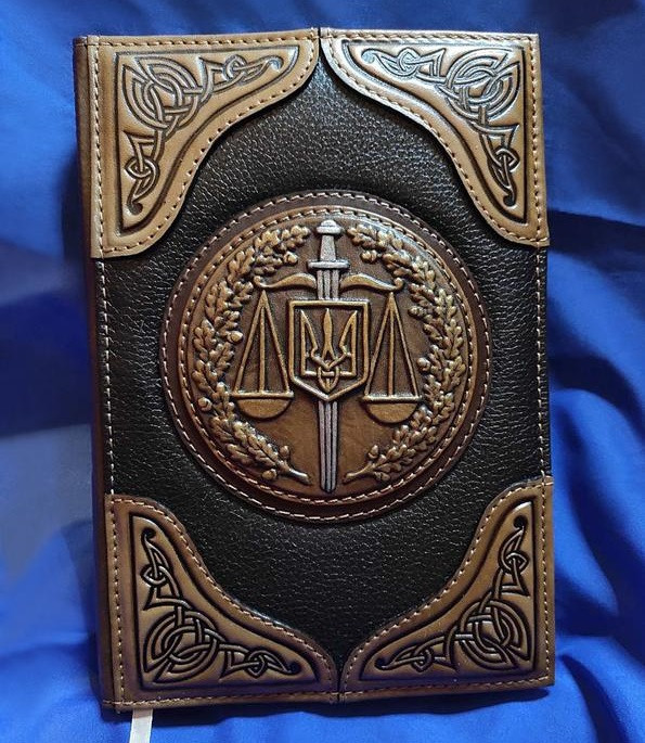 Щоденник А5 формату іменний з об'ємним художнім тисненням в шкіряній обкладинці ручної роботи "Герб", фото 1