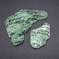 Сувенірний камінь інтер'єрний необроблений Цоїзит ціна за 100 грам