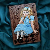 Ежедневник А5 формата в кожаной обложке с объемным тиснением и росписью ручной работы "Алиса в стране чудес"