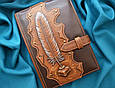 Щоденник А5 формату в шкіряній обкладинці з об'ємним тисненням закривається на клапан "Лірика", фото 2