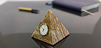 Пирамида с часами из натурального камня Оникс.
