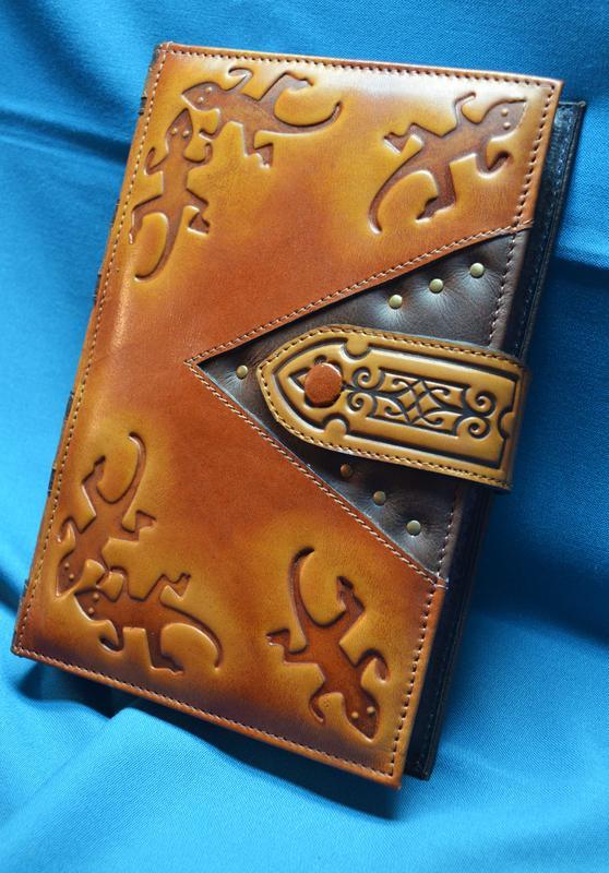 Щоденник А5 формату в шкіряній обкладинці c художнім об'ємним тисненням ручної роботи "Саламандра", фото 1