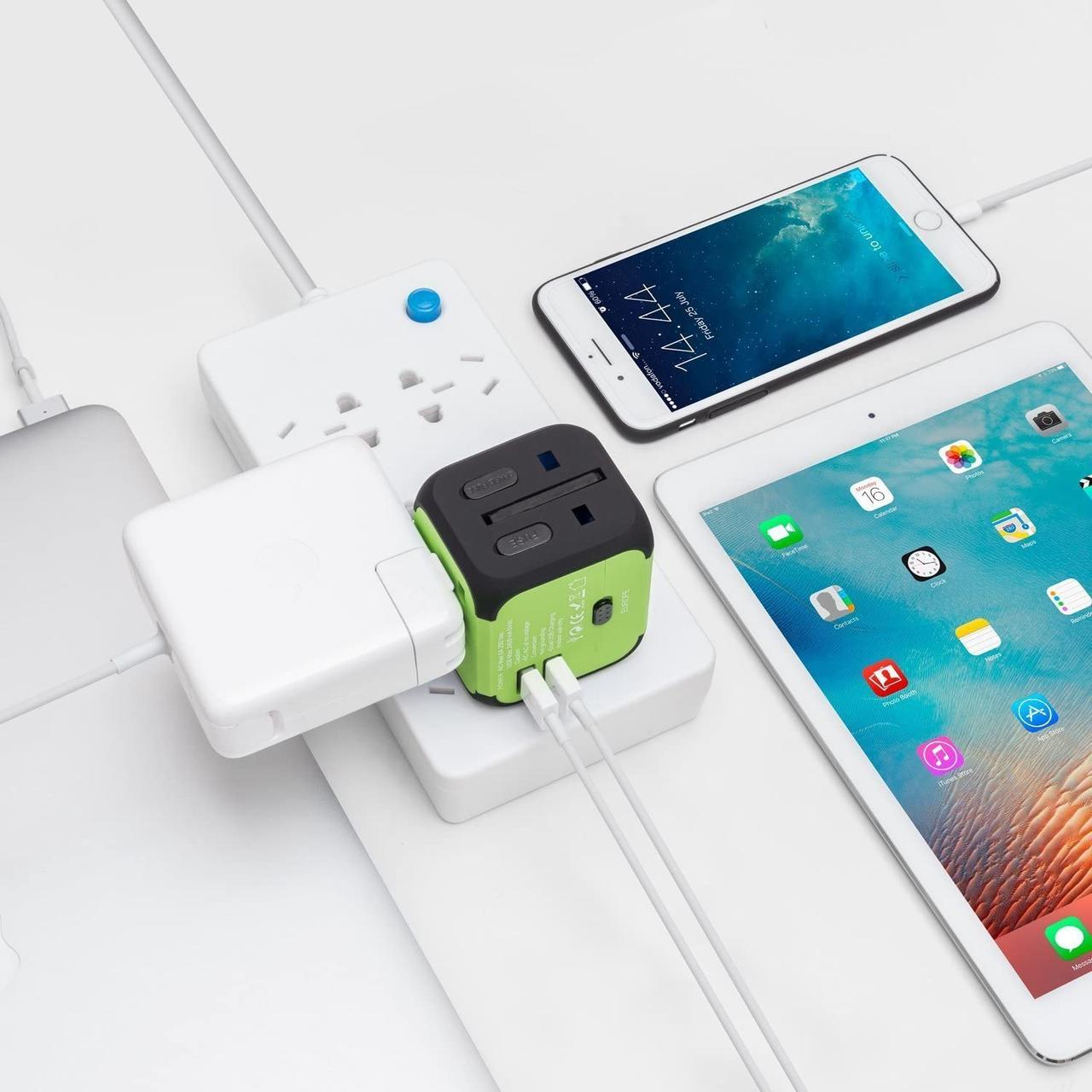 Универсальный сетевой адаптер для путешествий 2 USB Adapter Travel Переходник для всех типов розеток Салатовый - фото 9 - id-p1226419704