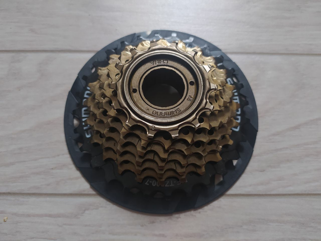 Велосипедна тріскачка Shimano MF-TZ500-7-CP на 7 швидкостей з розрахунком зірок 14-28 зубів з пластикової захистом