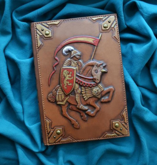 Щоденник А5 формату в шкіряній обкладинці з об'ємним тисненням ручної роботи "Лицар", фото 1