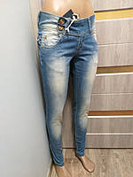 Женские голубые джинсы узкие
