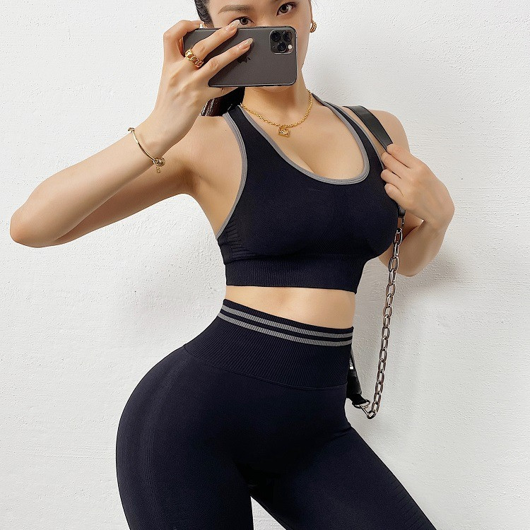 Спортивный костюм женский для фитнеса. Комплект топ, леггинсы, фитнес костюм, размер M (черный) - фото 2 - id-p1383228278